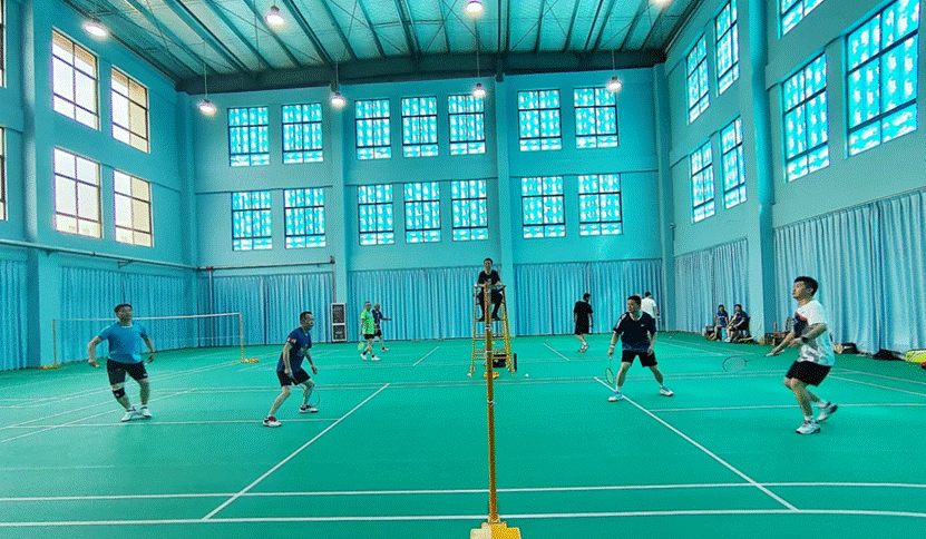 公司举行羽毛球友谊赛