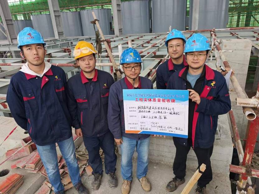 铜基新质料渣选球磨机主轴承座垫铁预埋通过验收 