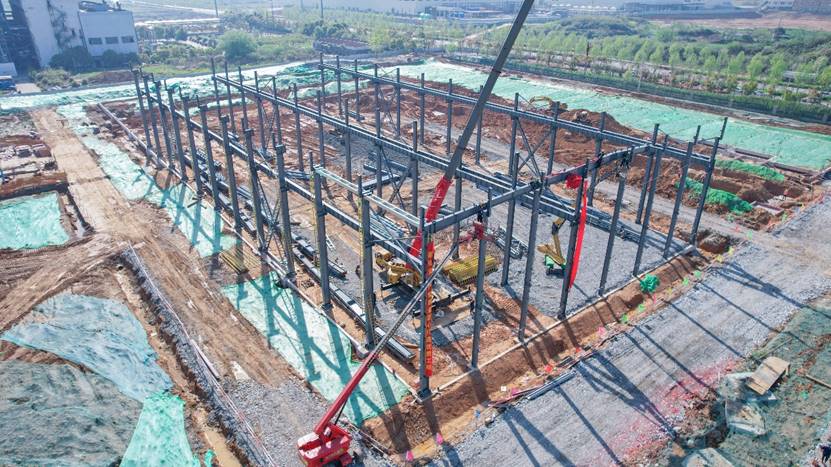 金神耐磨项目1#团结厂房首榀钢梁顺遂吊装