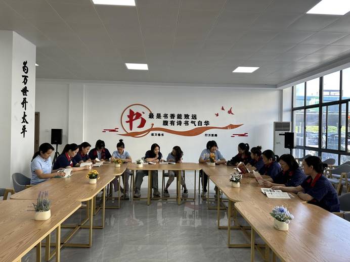 钢构公司举行女职工主题阅读运动