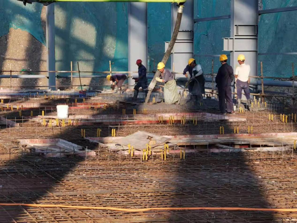 金磊项目筛分间4米平台混凝土顺遂浇筑完成 