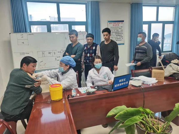 映湖社区到公司开展疫苗接种事情  