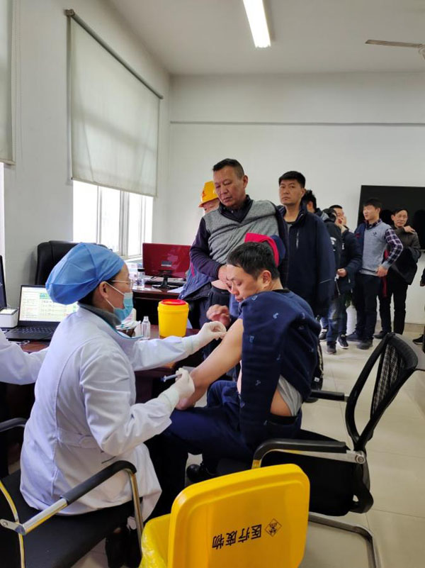 映湖社区到公司开展疫苗接种事情  