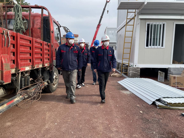 公司党委书记检查指导田家炳中学隔离点项目建设事情