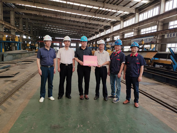 集团公司副总司理胡新付到公司高温慰问