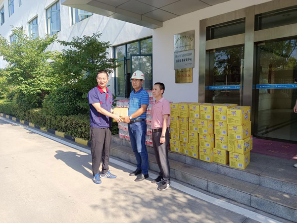 公司副总司理到建材公司高温慰问 