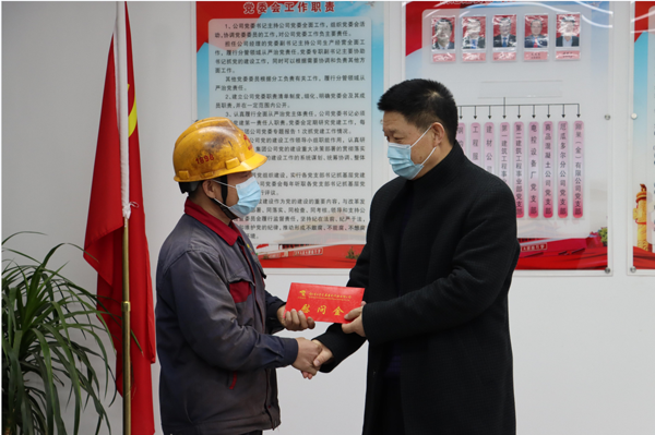 集团公司党委委员、副总司理胡新付到公司走访慰问