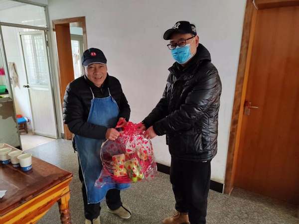 公司节前慰问外洋职工眷属