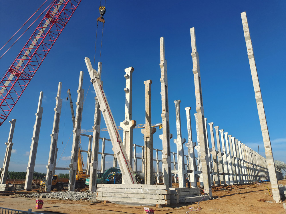 铜基新质料项目提前完成电解车间预制柱吊装使命