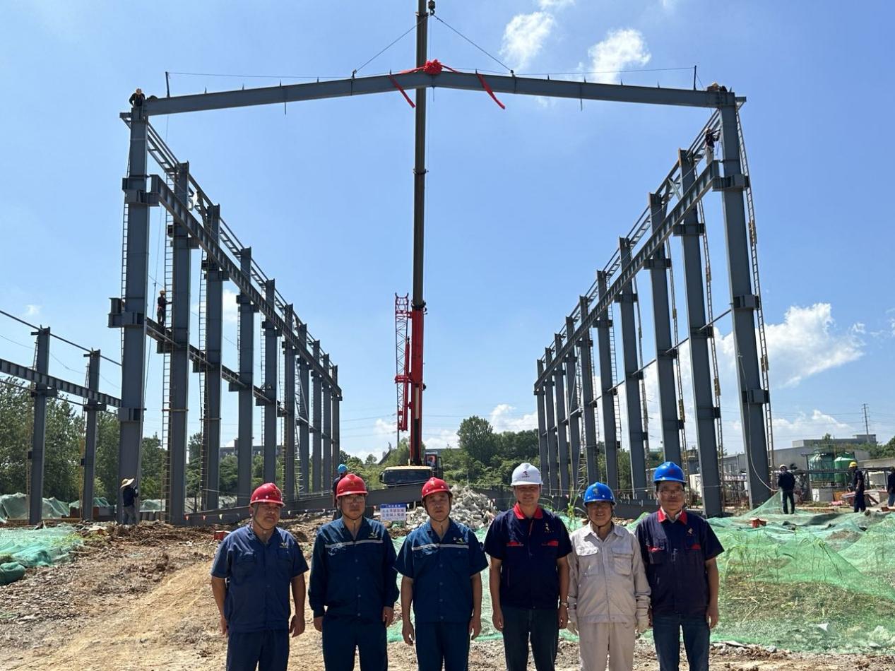 304永利集团唯一（池州）100kta压铸锌合金主厂房项目首榀钢梁乐成吊装