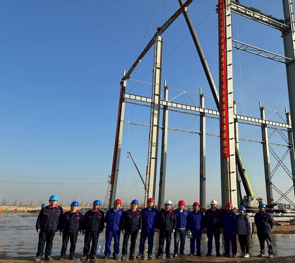 铜基新质料项目渣选矿区域磨浮车间首榀钢梁吊装