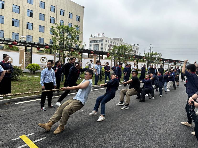 公司举行“装置杯”职工拔河角逐 