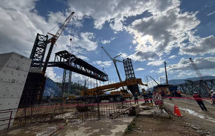 米拉多铜矿二期项目最大桁架吊装完成